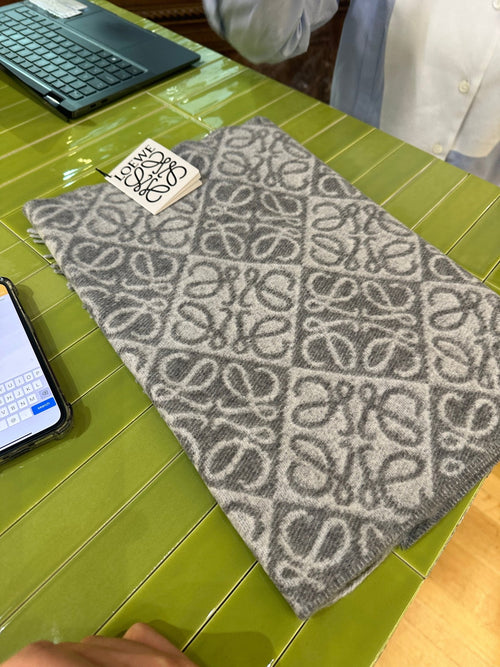 2025 年十大名牌圍巾推介｜暖意與時尚兼備的冬季必備單品 - LondonKelly 英國名牌代購