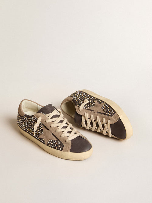 GOLDEN GOOSE Super-Star LTD in gray nubuck with Swarovski pearls and suede star | 黃金鵝 Super-Star LTD 灰色磨砂皮款，搭配施華洛世奇珍珠與麂皮星星（鴿灰色）