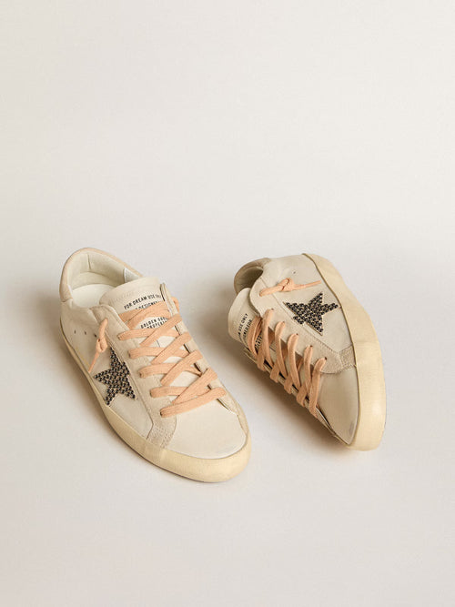 GOLDEN GOOSE Super-Star LTD in leather with beige suede star with Swarovski studs | 黃金鵝 Super-Star LTD 皮革款，搭配米色麂皮星星與施華洛世奇鉚釘（白色）