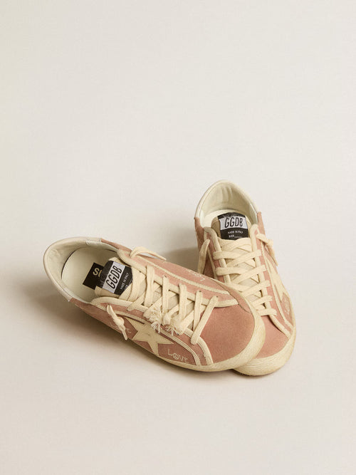 GOLDEN GOOSE Super-Star in powder-pink suede with cream leather star | 黃金鵝 Super-Star 粉霧粉色麂皮款，搭配米色皮革星星（粉霧粉色）